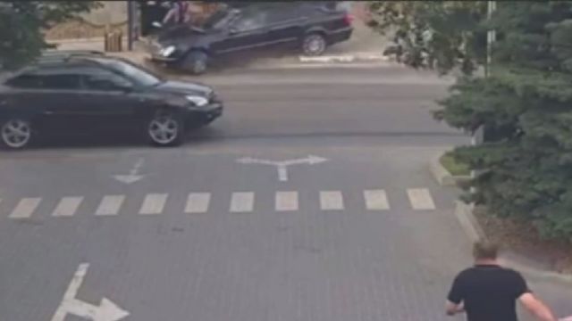 Mercedesul care a intrat într-o stație de așteptare la Durlești – ridicat de Poliție. Șoferul este căutat