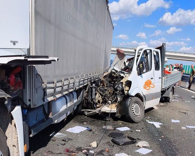 Trafic blocat pe Drumul Expres Craiova-Pitești după un accident între o autoutilitară și un autotren