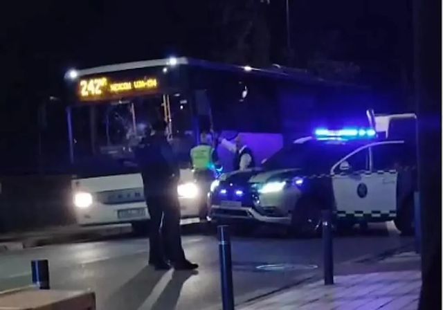 Muere en Granada un joven de 28 años atropellado por un autobús tras un altercado con un hacha