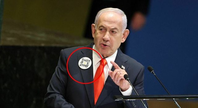 Netanyahu con un qr code sulla giacca per ricordare il 7 ottobre