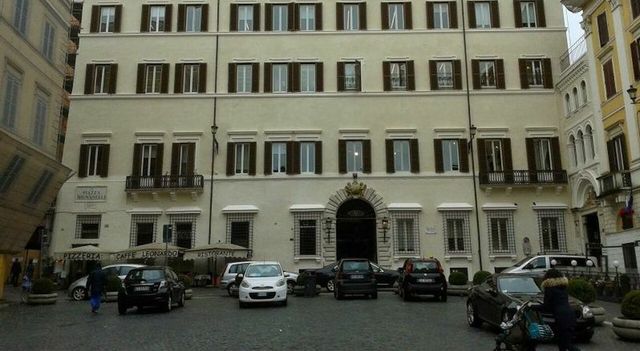 Roma, furto di borse nella boutique di Valentino per 140mila euro