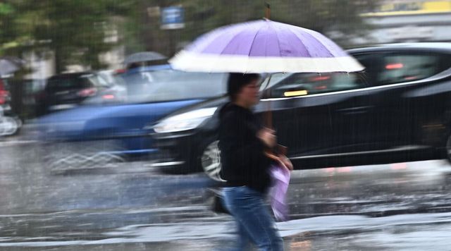 Maltempo, mille isolati a Pieve Ligure, frana su un'auto a Lucca due persone bloccate