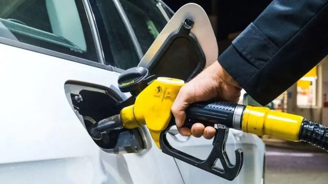 Mâine un litru de benzină va costa cu 4 bani mai mult