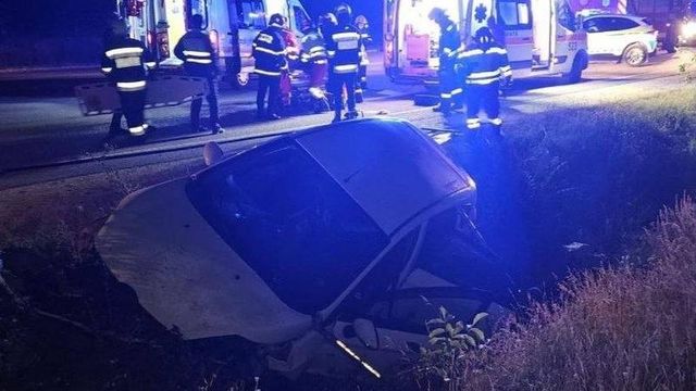 Un bărbat a murit după ce ar fi intrat cu mașina pe contrasens, lovindu-se frontal de un camion