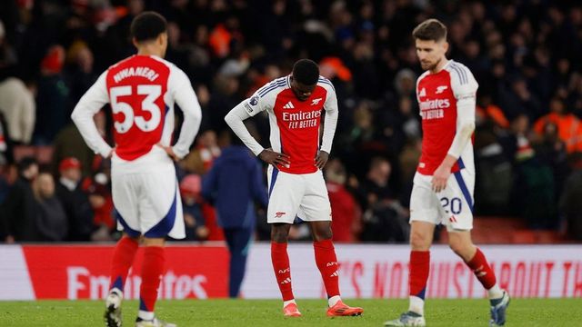 10-man Liverpool draws with Fulham in Premier League but Arsenal cannot take advantage