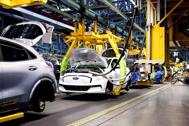 Ford Otosan Craiova începe livrarea primelor mașini electrice fabricate în România