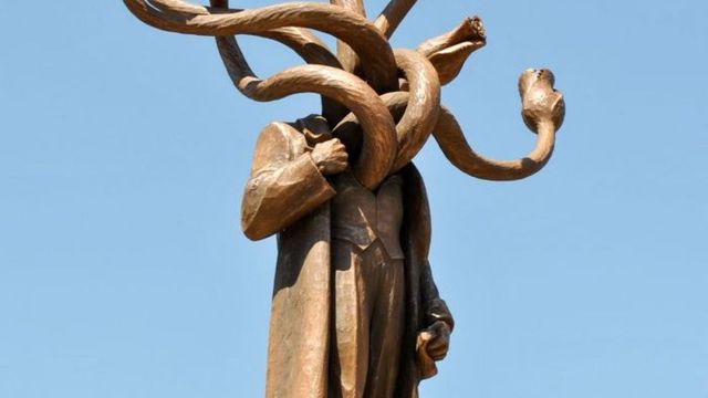 Sculptura vandalizată Hidra a fost scoasă la licitație