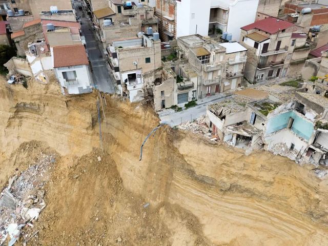 Frana Niscemi, nuovo crollo oggi: palazzina di tre piani nel precipizio, le news