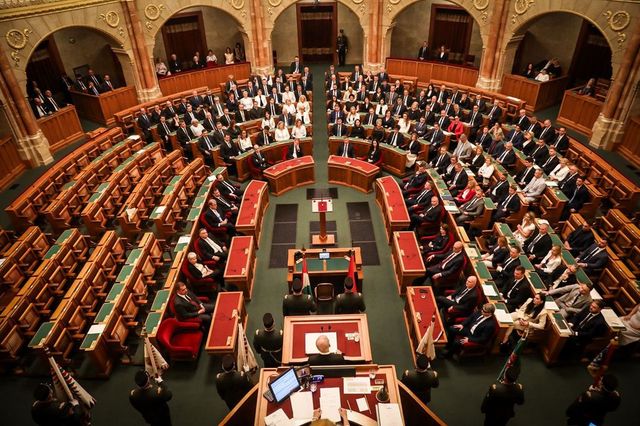 Háromhetes ülésezési rendre áll át a parlament szeptember 21-től