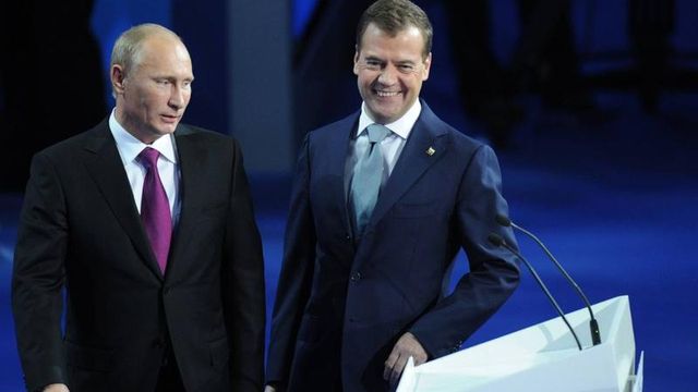 Vladimir Putin l-a decorat pe Dmitri Medvedev. Ce spune decretul prezidențial