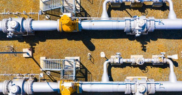 Katar po útocích zastavil dodávky plynu. Jeho cena v Evropě vystřelila až o 50 procent