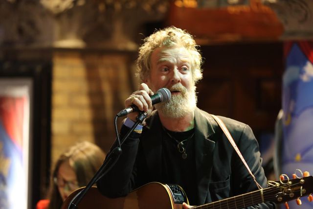 Addio a Glen Hansard, il cantautore irlandese è morto in un incidente in moto
