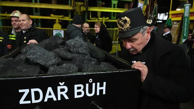 Ve Stonavě vyvezli z dolu poslední vozík, těžba černého uhlí v ČR skončila