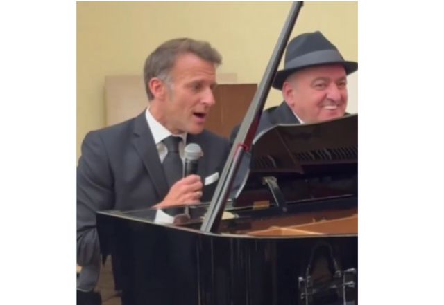 Macron a cântat live în timpul unei cine de stat la Erevan, acompaniat la tobe de premierul Armeniei