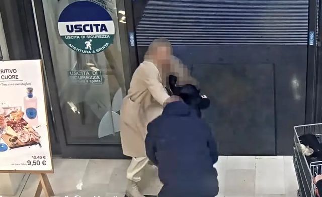 Momentul când un român fără adăpost a încercat să răpească un copil într-un supermarket din Bergamo