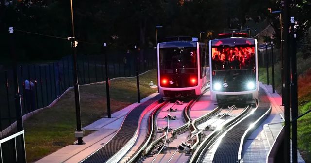 Lanová dráha na Petřín je opět v provozu. Děti a senioři mohou jezdit zdarma