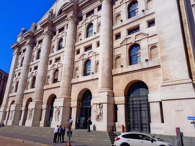 Borsa: Milano positiva (+0,45%), corre Leonardo, debole Stm