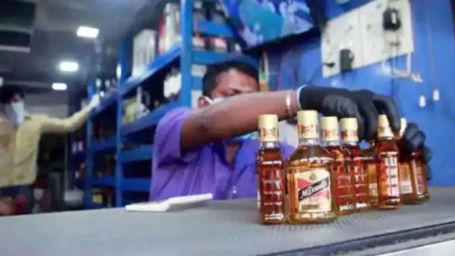 Delhi Liquor Shops to Shut at 8 pm Over The Weekend Amid Student Protests
