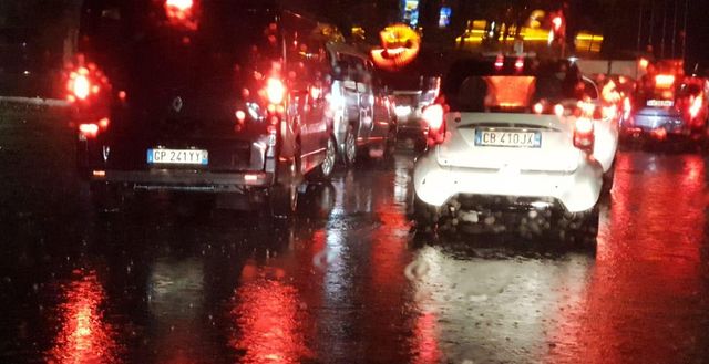 Nubifragio a Roma, traffico in tilt e caos in città