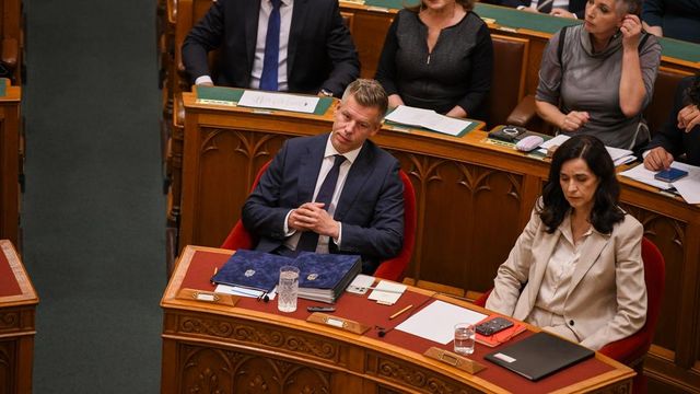 Bűntudat- és rémhírkeltés, maxra tekert klíma, konteók - vita az energiaválságról a Parlamentben