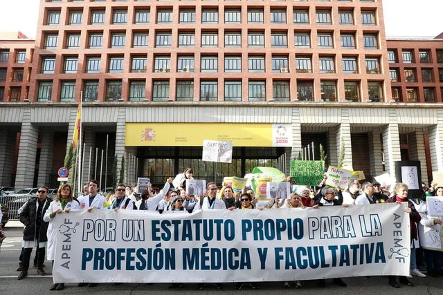 Los médicos vuelven a la huelga durante dos días para exigir un estatuto propio