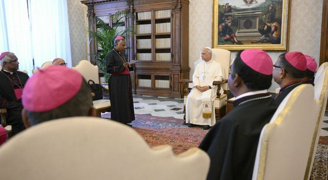 Il Papa ai cardinali: "Sostenetemi"