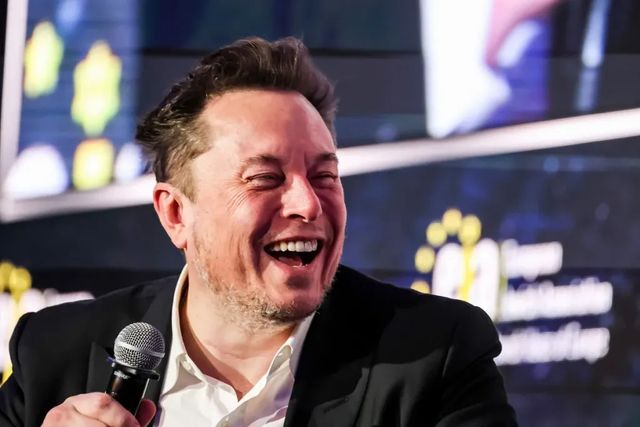 Rețeaua X, fostă Twitter, deținută de Elon Musk, autorizează distribuirea postărilor cu conținut pornografic
