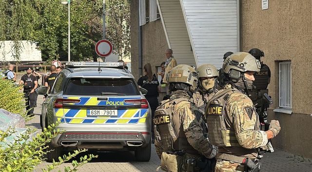 Policie pátrá po ozbrojeném muži v Čelákovicích, směřoval k učilišti