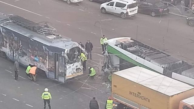 ​Două tramvaie s-au ciocnit violent în București
