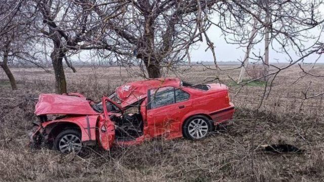 Un tânăr șofer a murit pe un drum din Găgăuzia, după ce a derapat de pe șosea și a intrat cu mașina într-un copac