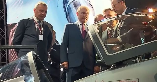 Путин разгледа нов руски изтребител, показан на авиоизложение