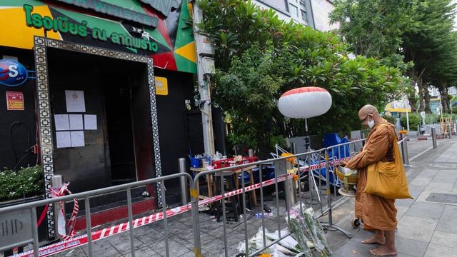Asciende a 30 el número de fallecidos en el incendio de un bar en Bangkok
