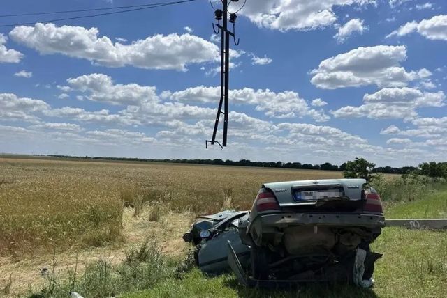 Un șofer a murit după ce a intrat cu mașina într-un pilon, în apropiere de Valea Perjei, raionul Taraclia