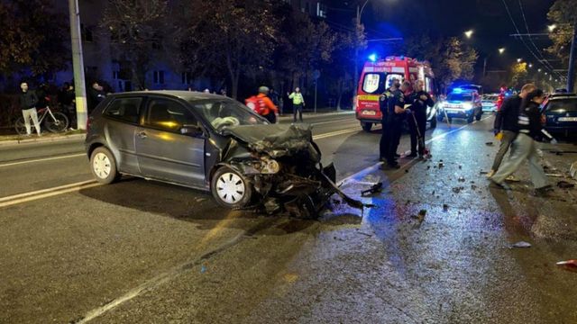 Accident grav între două mașini pe centura Aradului. Trei persoane au fost rănite și transportate la spital