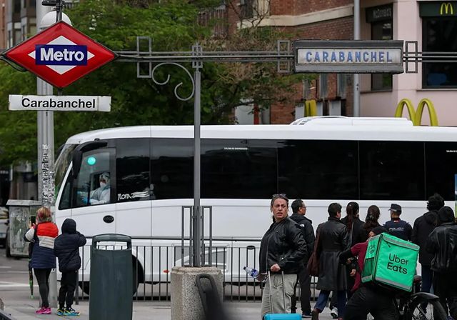 «Vaya tela lo que deben estar pasando»: Madrid recibe a los afectados por el hantavirus entre aplausos