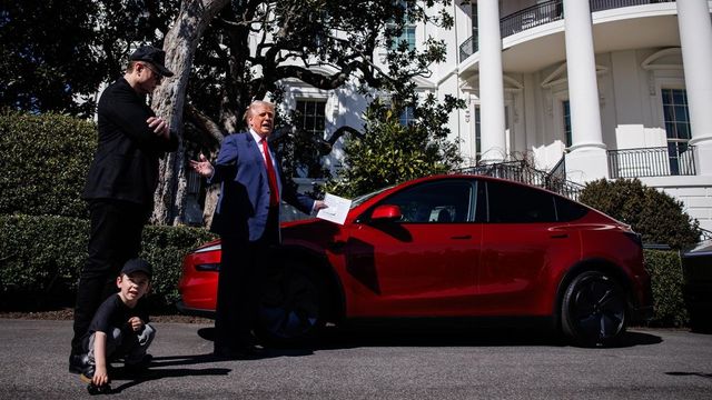 Musk convierte la Casa Blanca en un concesionario de Tesla y logra que Trump le compre un coche