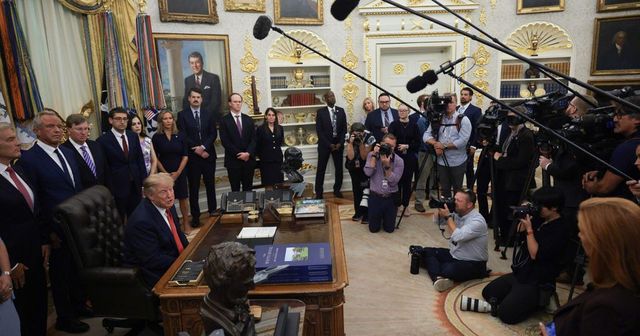 Éktelen haragra gerjedt Donald Trump, kitiltotta a CNN-t és a Politicót is a Fehér Házból