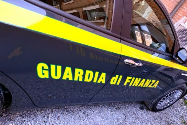 Frosinone, in un bunker la più grande fabbrica clandestina di sigarette