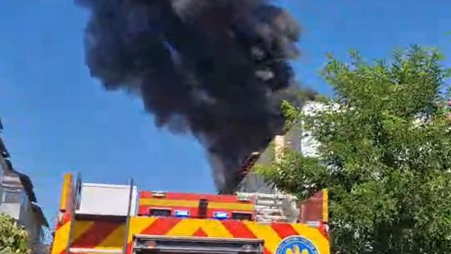 Video Incendiu uriaș la un bloc din Piatra Neamț