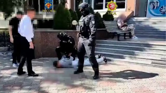 Doi bărbați din Chișinău, arestați 30 de zile după ce au fost prinși în flagrant pentru trafic de influență