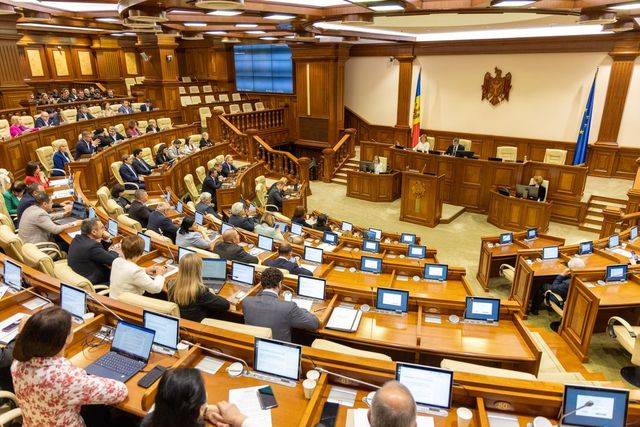 Reorganizarea Poliției în trei direcții regionale și două teritoriale, votată de către Parlament
