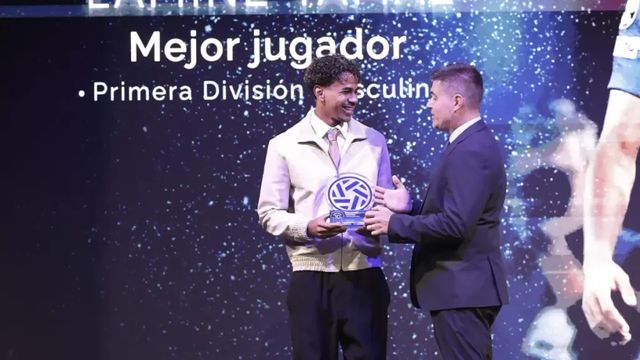 Inés García y su vestido al más puro estilo Hailey Bieber junto a Lamine Yamal en los Premios AFE