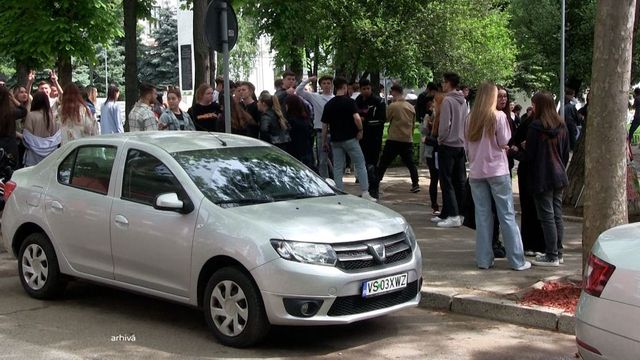 Profesor bătut de un elev care fuma în curtea școlii