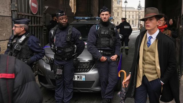 Furto al Louvre, chi è il misterioso uomo con il cappello fedora