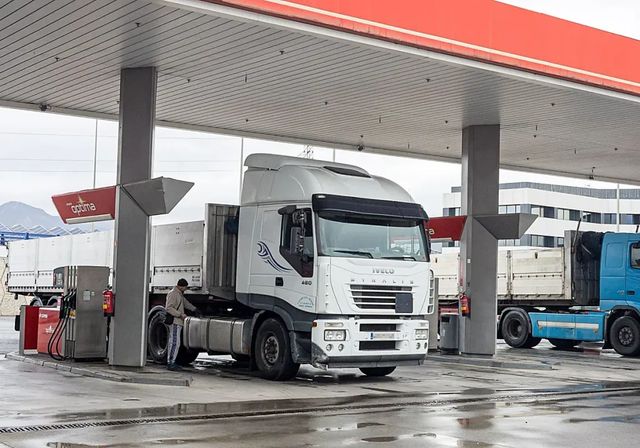 Llenar un depósito de diésel en Europa cuesta ahora 30 euros más por la guerra