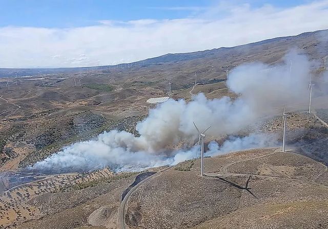 El incendio de Las Tres Villas, Almería, evoluciona «favorablemente» y se recupera el tráfico ferroviario