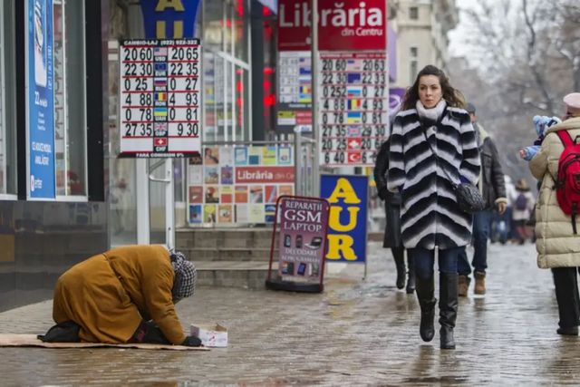 Tânăr din Republica Moldova, expulzat din România după ce a fost prins cerșind pe stradă