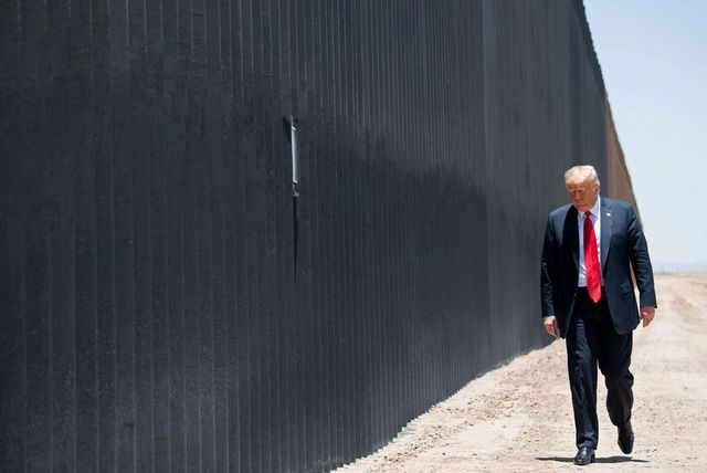 Donald Trump a ordonat ca zidul de la granița cu Mexic să fie vopsit negru pentru a se încălzi mai tare