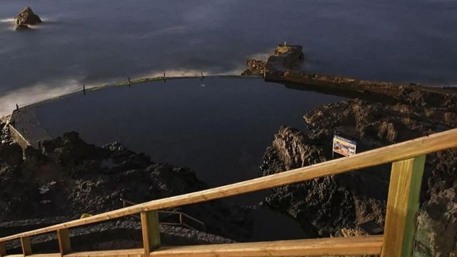 Doi romani au murit in Tenerife, dupa ce un val urias i-a izbit de stanci si i-a tras in ocean- VIDEO