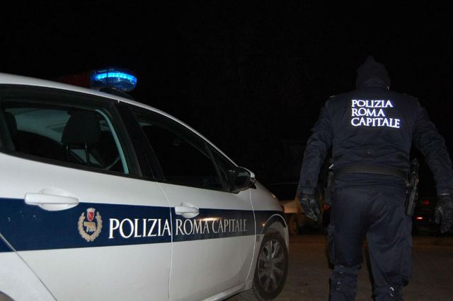 Roma, tre agenti della polizia municipale feriti durante rilievi